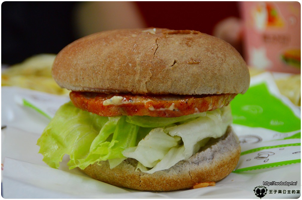 台中早午餐|蕃茄村漢堡TOMATO Burger-松竹店 很特別的紫米漢堡