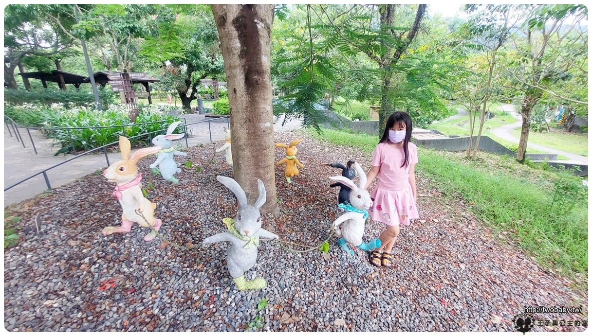 宜蘭礁溪景點|免費泡腳景點 宜蘭礁溪溫泉公園 可愛小兔兔包圍的親子景點