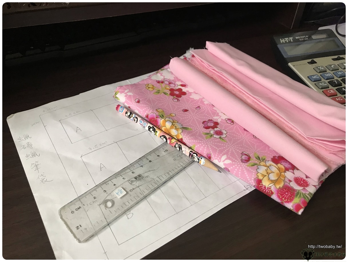 DIY專區|華德福 DIY蠟磚蠟筆袋~粉色客家花布感覺好粉嫩!