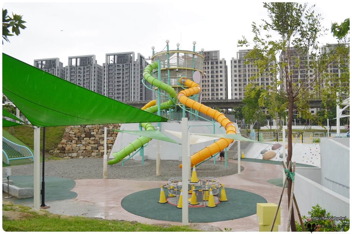 台中親子免費景點|太平馬卡龍公園 台中最強公園遊戲塔 寵物公園 共融公園 攀岩/籃球場/滑步車/遛狗區