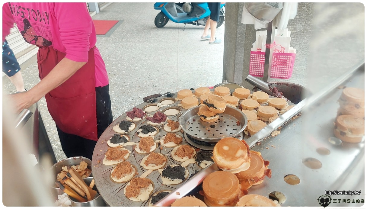台中平價點心|昌平路一段&旅順路二段路口~圓圓紅豆餅 料多實在 CP值超高的紅豆餅