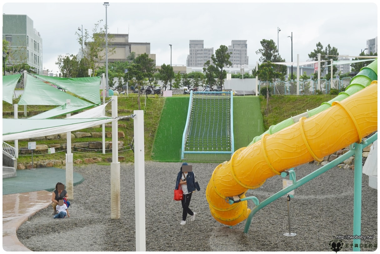 台中親子免費景點|太平馬卡龍公園 台中最強公園遊戲塔 寵物公園 共融公園 攀岩/籃球場/滑步車/遛狗區