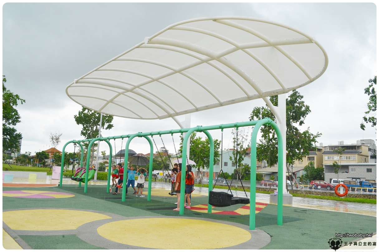 台中親子免費景點|太平馬卡龍公園 台中最強公園遊戲塔 寵物公園 共融公園 攀岩/籃球場/滑步車/遛狗區