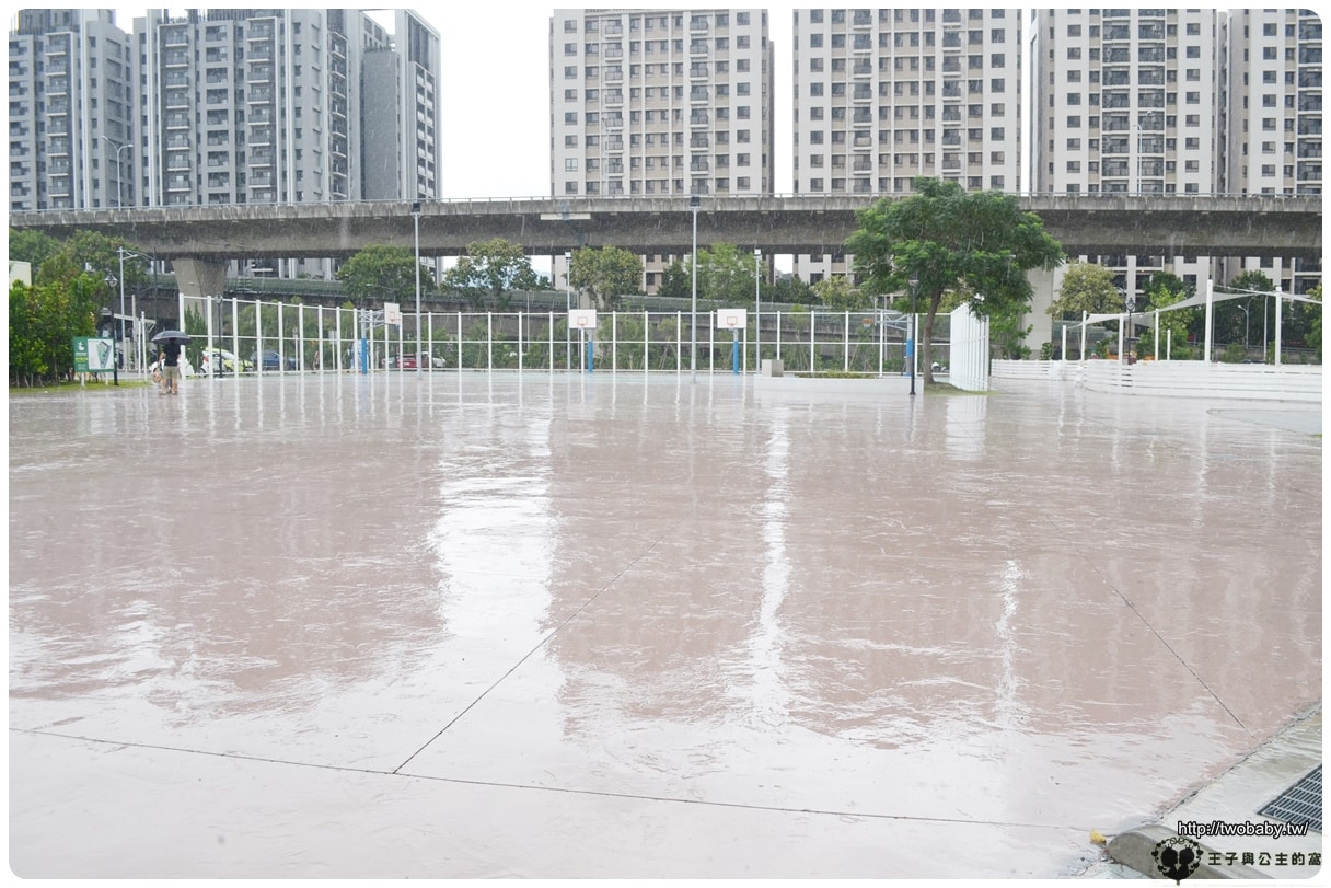 台中親子免費景點|太平馬卡龍公園 台中最強公園遊戲塔 寵物公園 共融公園 攀岩/籃球場/滑步車/遛狗區