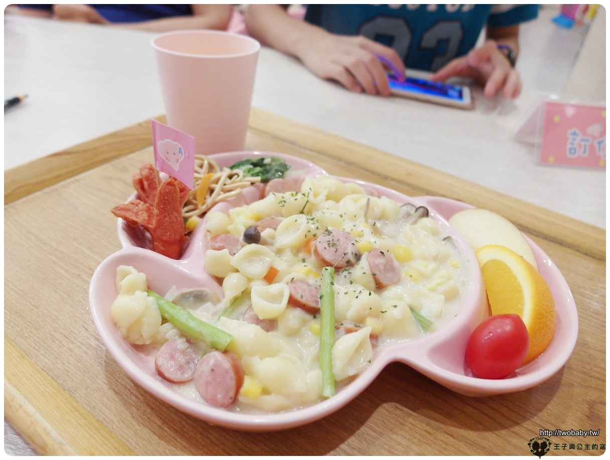 雲林斗六親子餐廳|A樂粉樂園 親子餐廳 球池/溜滑梯/扮家家/跳床/賽車