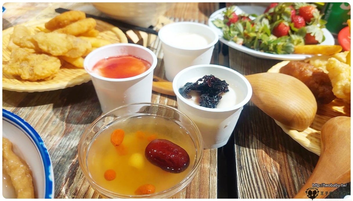 台中美食~吃到飽餐廳|台中山禾拉麵-季節草莓吃到飽 拉麵DIY
