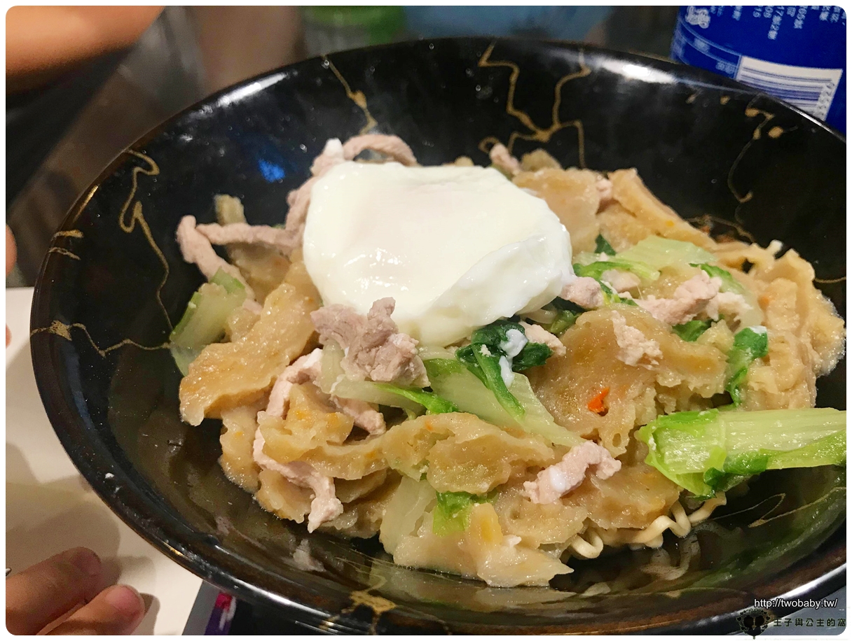 台南美食|台南中西區美食|府中街必吃 人氣排隊炒泡麵|保哥黑輪 古早味仙女紅茶