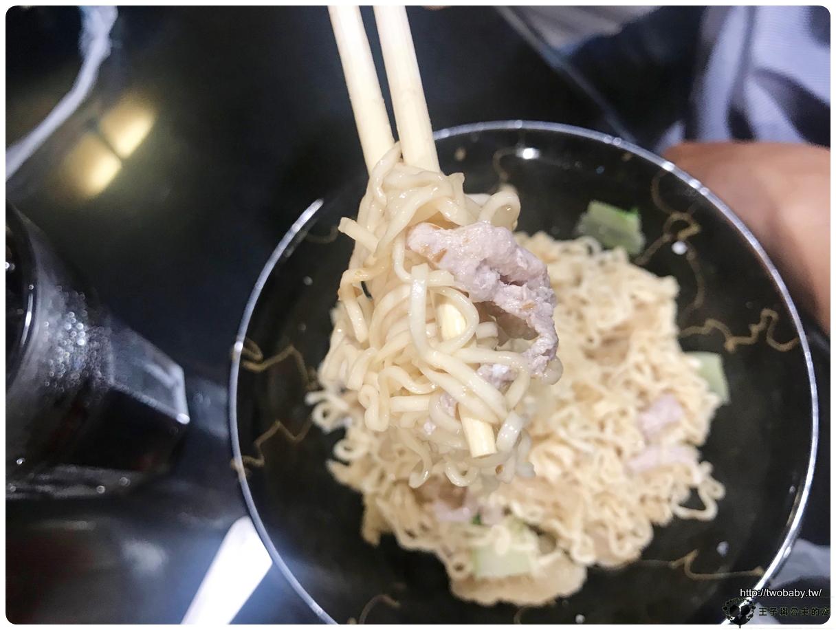 台南美食|台南中西區美食|府中街必吃 人氣排隊炒泡麵|保哥黑輪 古早味仙女紅茶