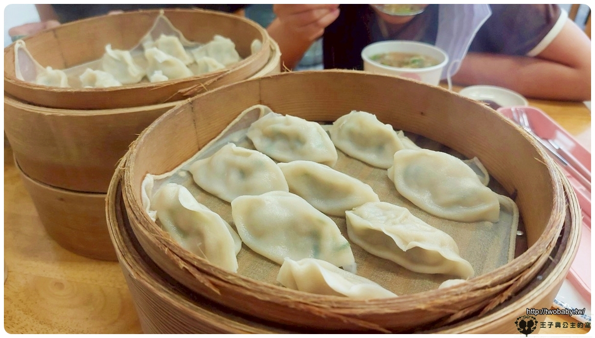 台中美食|吉蜂蒸餃益民店~吉蜂蒸餃總店 台中人氣老店 平價餐點 用餐時間一位難求!