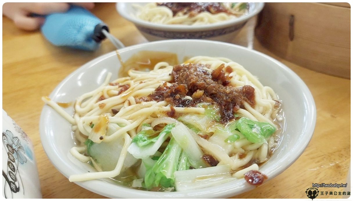 台中美食|吉蜂蒸餃益民店~吉蜂蒸餃總店 台中人氣老店 平價餐點 用餐時間一位難求!