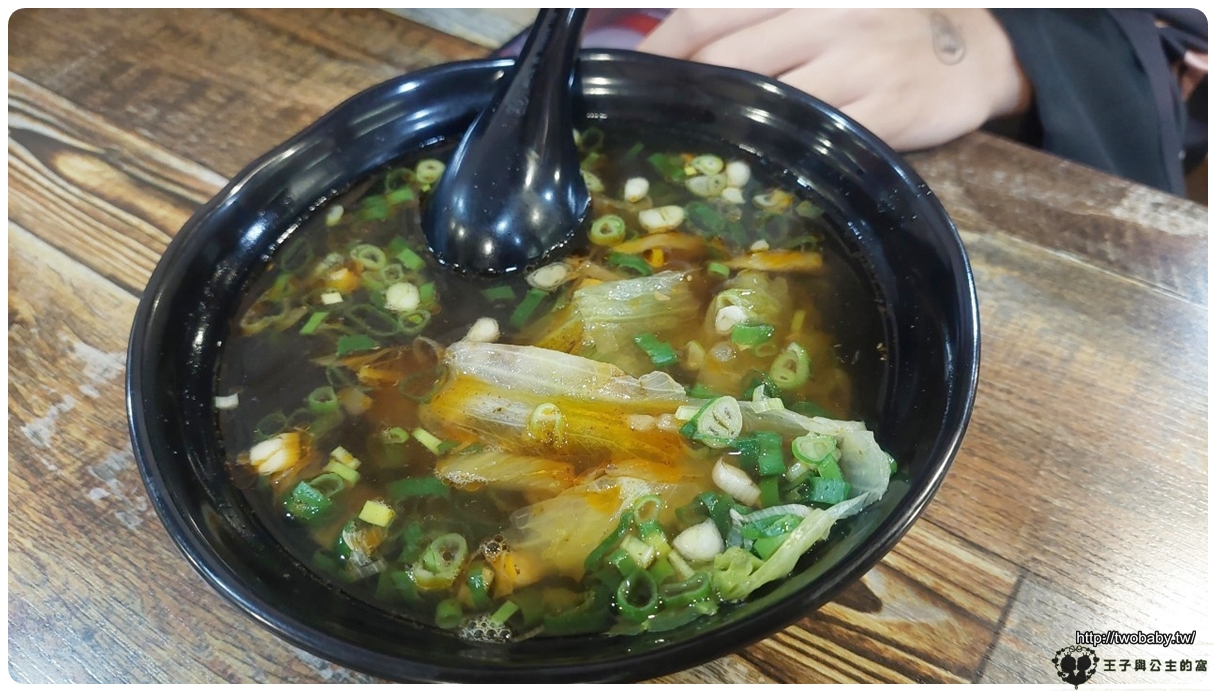 苗栗美食|苗栗小吃|京禾麵食館 湯頭清甜的牛肉麵 麵體QQ的~很推!!