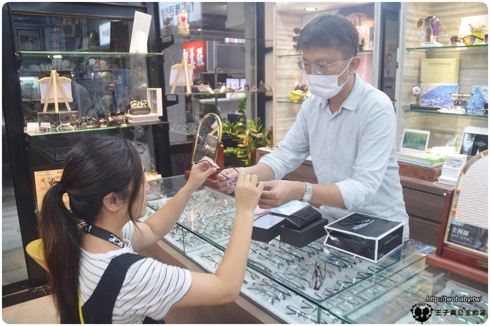 雲林眼鏡行推薦|斗六配眼鏡 24年的經驗-最專業的驗光師就在YES雅斯眼鏡 就在熱鬧的中華路上