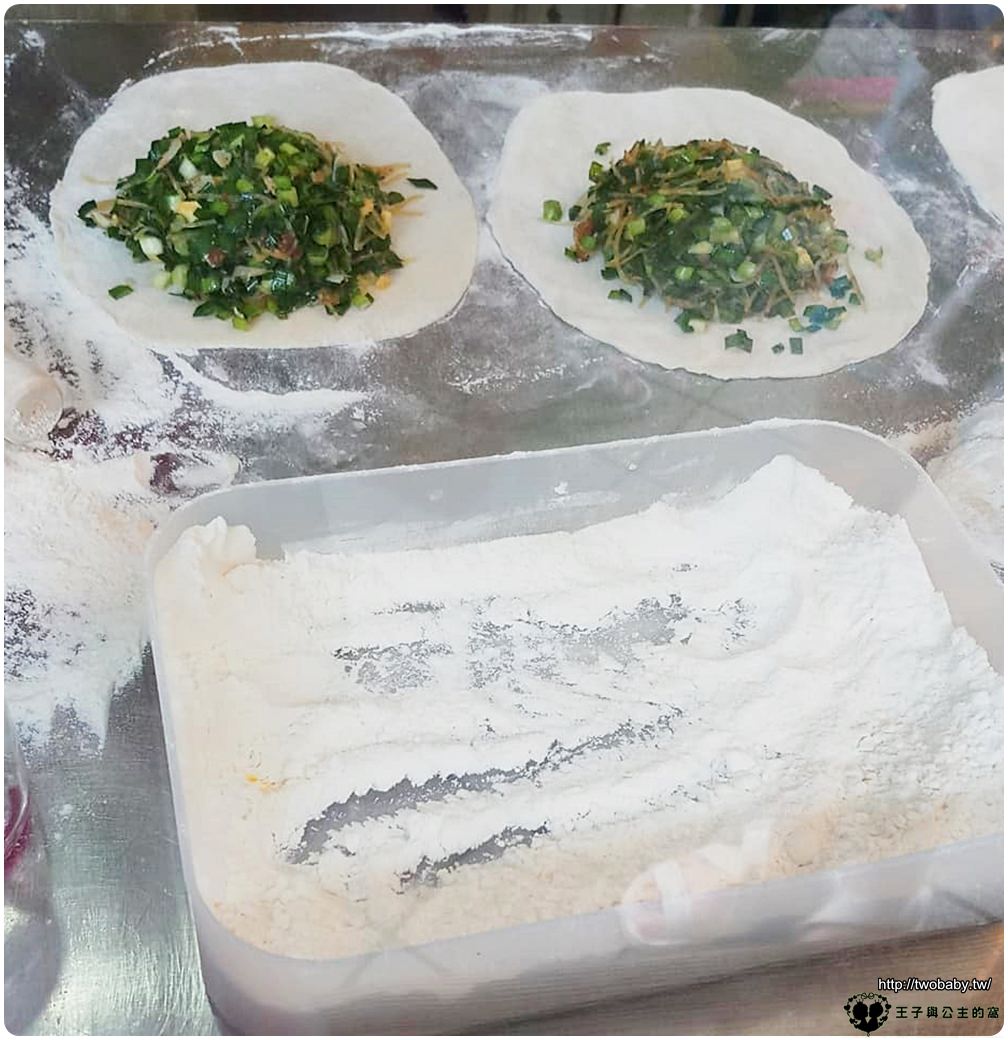 3澎湖美食|澎湖楊媽媽韭菜盒 手工無油乾烙餅 皮薄餡多的銅板價小點心