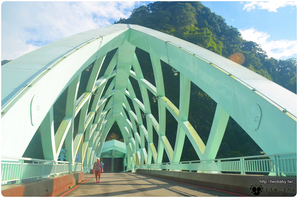 新北旅遊|烏來景點|烏來攬勝大橋 9米高透明景觀平台 讓人腳軟的景點