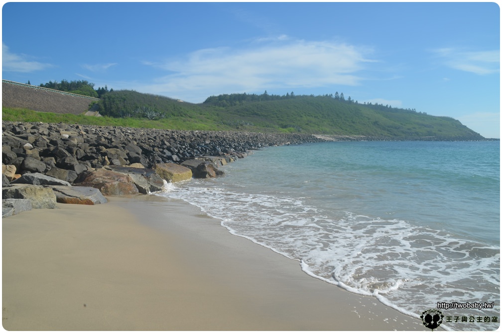 澎湖景點-澎湖沙灘|西嶼景點|澎湖 夢幻沙灘（網峖沙灘）乾淨無暇寶藍色的海水~細沙踏浪秘境