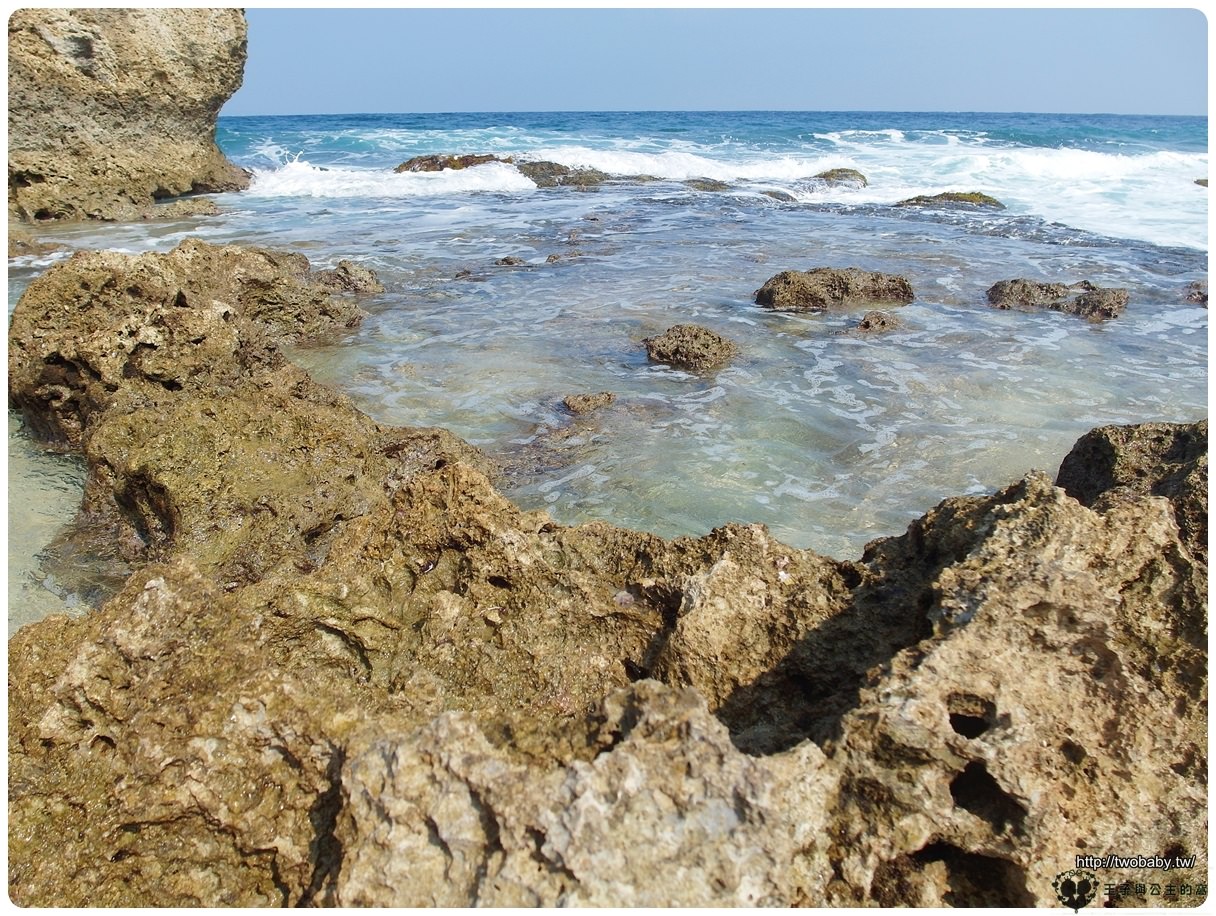 小琉球景點|花瓶岩 冰淇淋塊珊瑚石灰岩 小琉球島上最著名的景點 清澈海水可以看到海龜