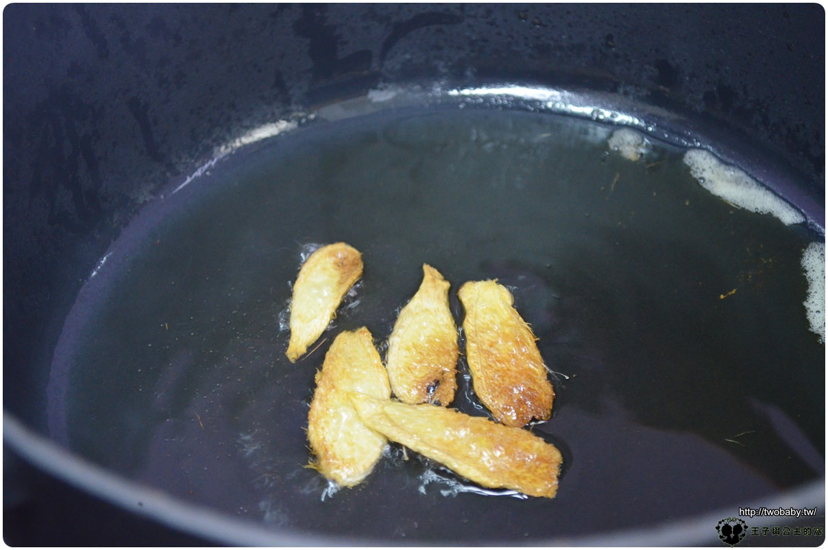 苦茶油食譜|苦茶油香菇蘿蔔雞湯~簡單烹煮香醇濃郁的湯頭 不加調味料也好吃~鑄鐵鍋料理