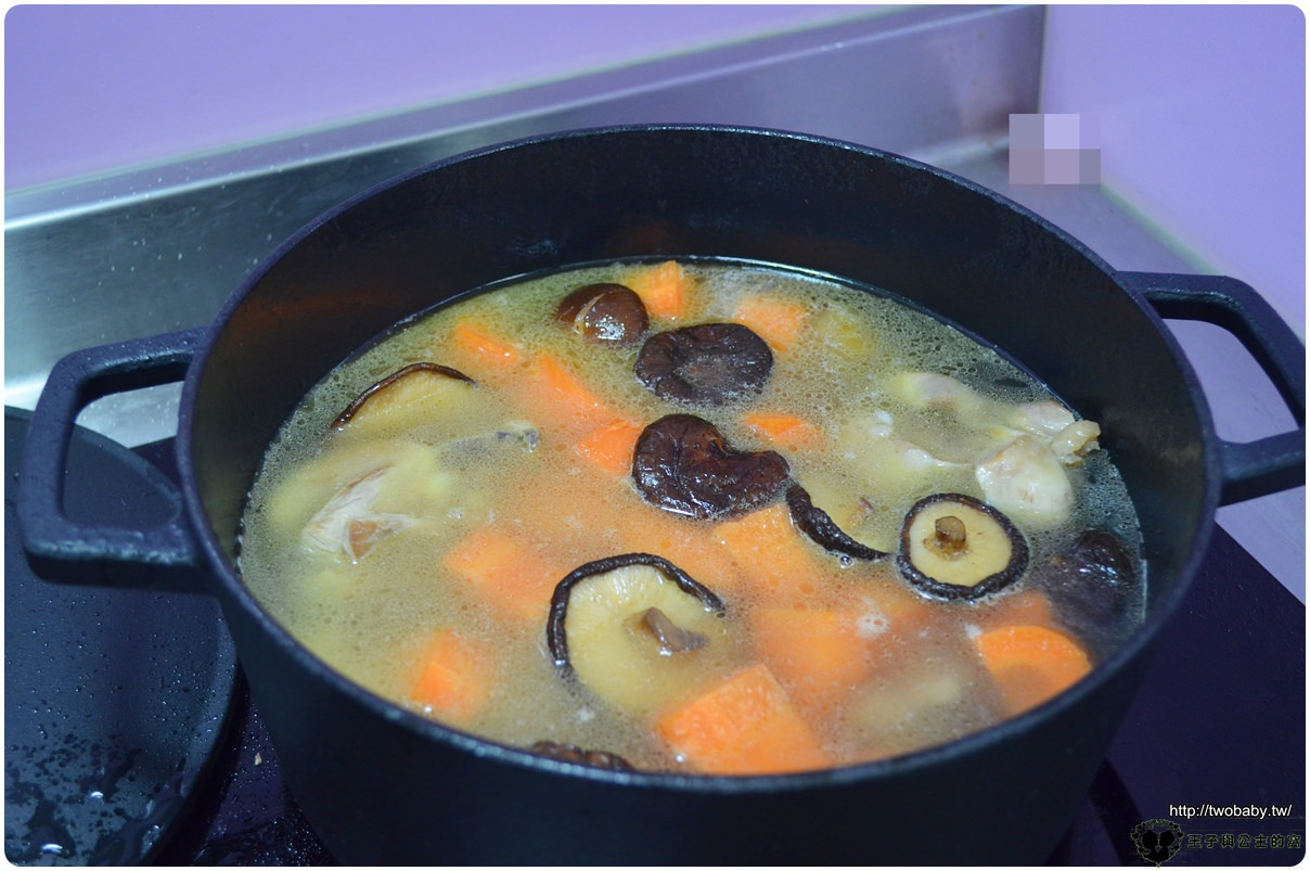 苦茶油食譜|苦茶油香菇蘿蔔雞湯~簡單烹煮香醇濃郁的湯頭 不加調味料也好吃~鑄鐵鍋料理
